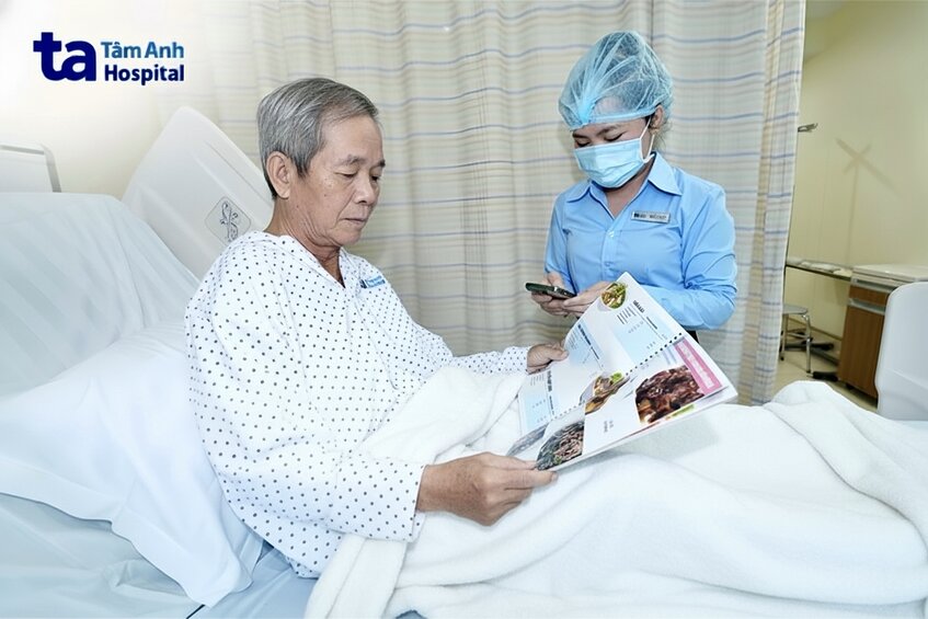 nhân viên dinh dưỡng tư vấn khẩu phần ăn