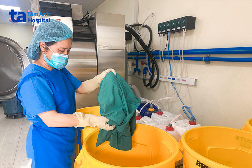 nhân viên phân loại đồ vải