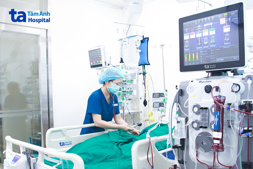 Nhân viên y tế theo dõi bệnh nhân viêm tụy cấp tại phòng hồi sức tích cực hiện đại