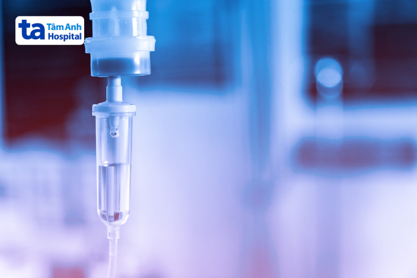 Ống truyền dịch trong bệnh viện sử dụng trong điều trị bằng natri bicarbonate.