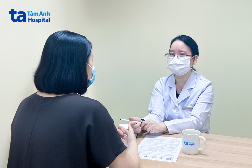 Phó giáo sư Hoàng Thị Lâm khám bệnh cho chị Thúy