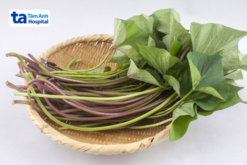 Bó rau lang tươi với thân tím và lá xanh trong mẹt tre truyền thống
