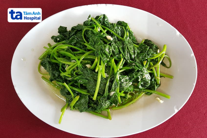 Đĩa rau lang xào tỏi chín mềm, món ăn đơn giản tốt cho bà bầu