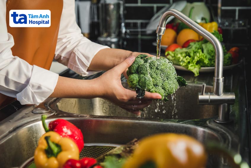 Rửa sạch rau củ quả trước khi chế biến và sử dụng để loại bỏ các chất độc