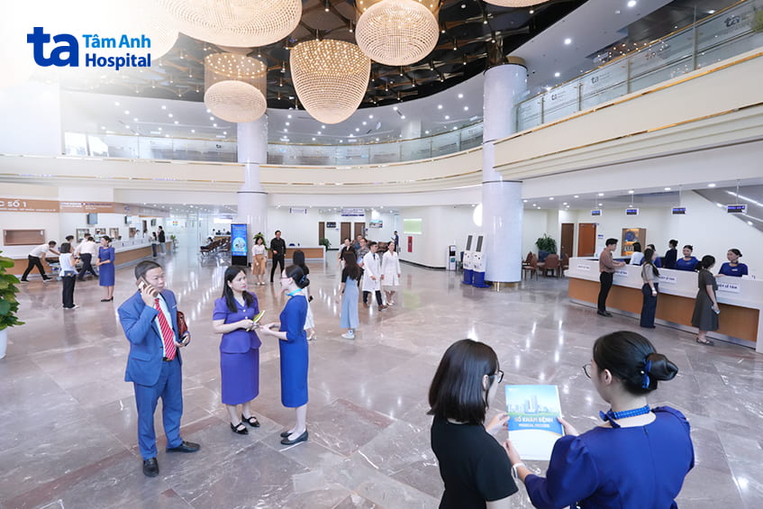 Khu vực sảnh tiếp đón bệnh nhân tại bệnh viện Tâm Anh Hà Nội với nhân viên y tế hướng dẫn tận tình