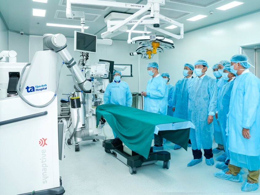 tham quan phòng phẫu thuật robot thần kinh sọ não