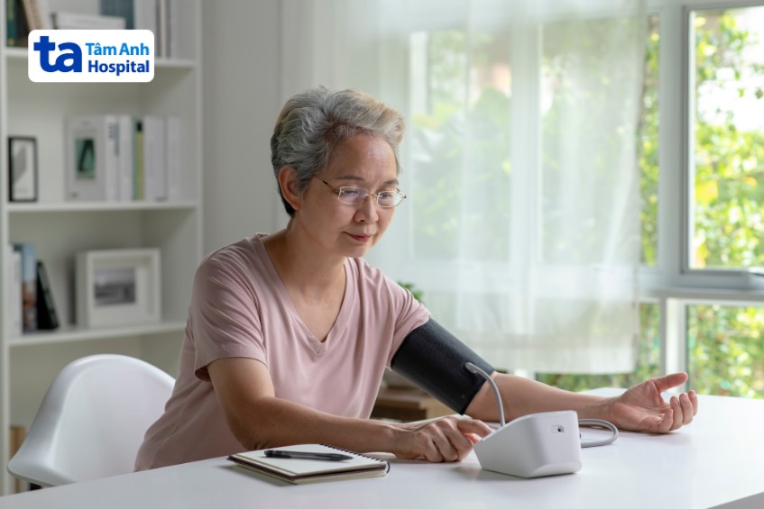 Theo dõi huyết áp thường xuyên giúp phát hiện sớm những dấu hiệu bất thường để xử trí kịp thời