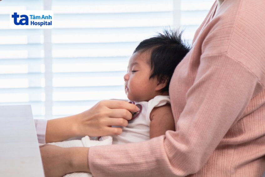 theo dõi tình hình sức khỏe của trẻ sau tiêm