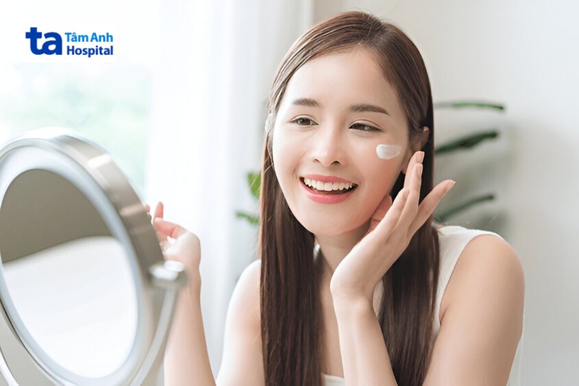 thoa kem dưỡng sau tắm để cấp ẩm