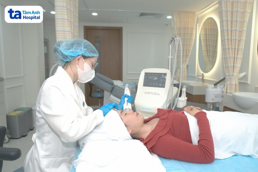 thực hiện liệu trình phục hồi da tại tâm anh