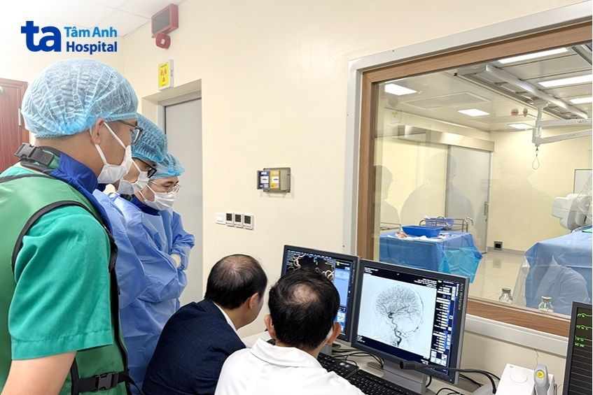Ekip cùng phối hợp đặt stent chuyển dòng