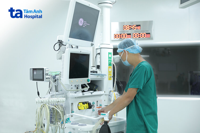 anh lịch tận tâm kiểm tra phòng mổ