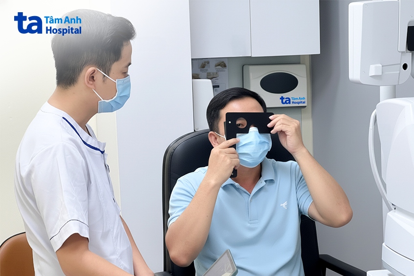 anh nhã kiểm tra thị lực tại trung tâm mắt công nghệ cao. ảnh_ bệnh viện đa khoa tâm anh