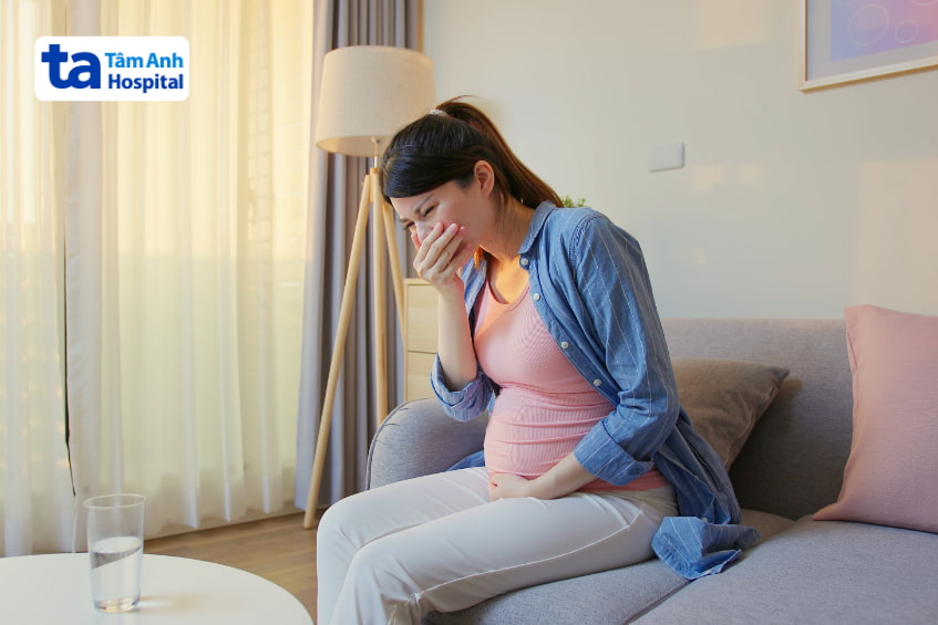 Bà bầu buồn nôn do ngộ độc thực phẩm sau khi ăn ốc không rõ nguồn gốc