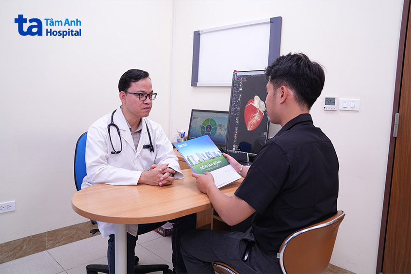 Bác sĩ Long thăm khám và tư vấn cho người bệnh