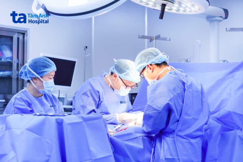bác sĩ Phước cùng ê kíp phẫu thuật cắt tinh hoàn hoại tử cho người bệnh