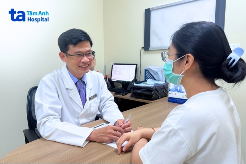 bác sĩ bá tấn đang tư vấn cho khách hàng