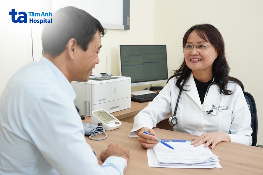 bác sĩ bạch yến đang thăm khám cho bệnh nhân