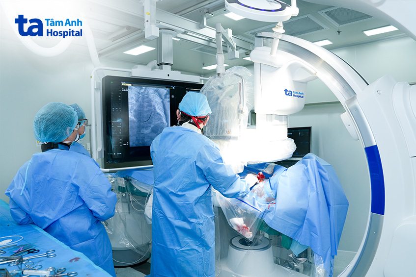 Bác sĩ can thiệp cấy máy phá rung cho bệnh nhân