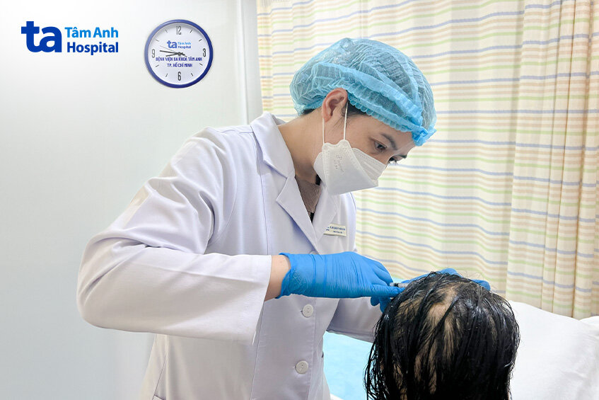 bác sĩ chữa bệnh cho bệnh nhân