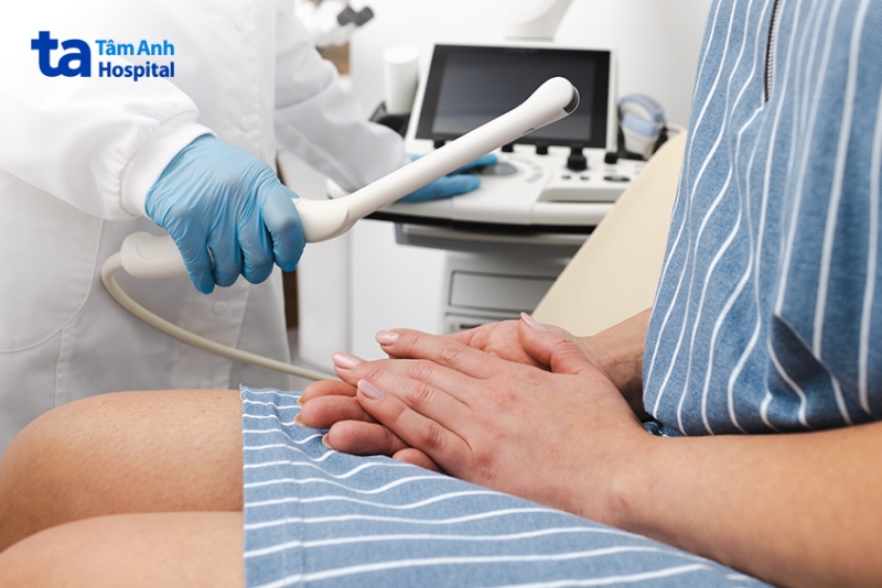 bác sĩ chuẩn bị siêu âm