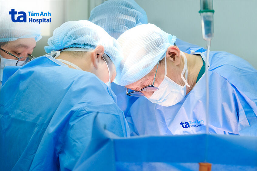 bác sĩ chuyên cùng ekip