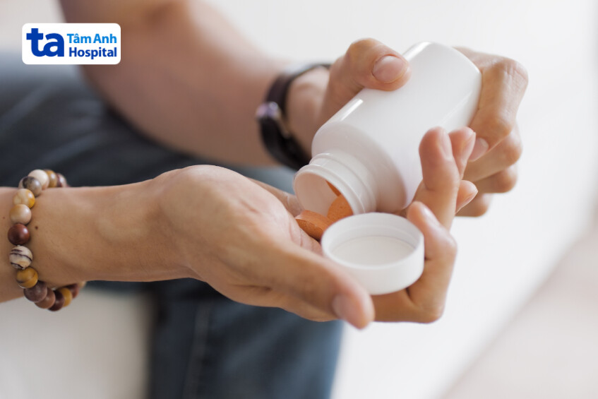 Bác sĩ có thể chỉ định thuốc uống hoặc bôi để điều trị tình trạng ngứa tại vùng bìu