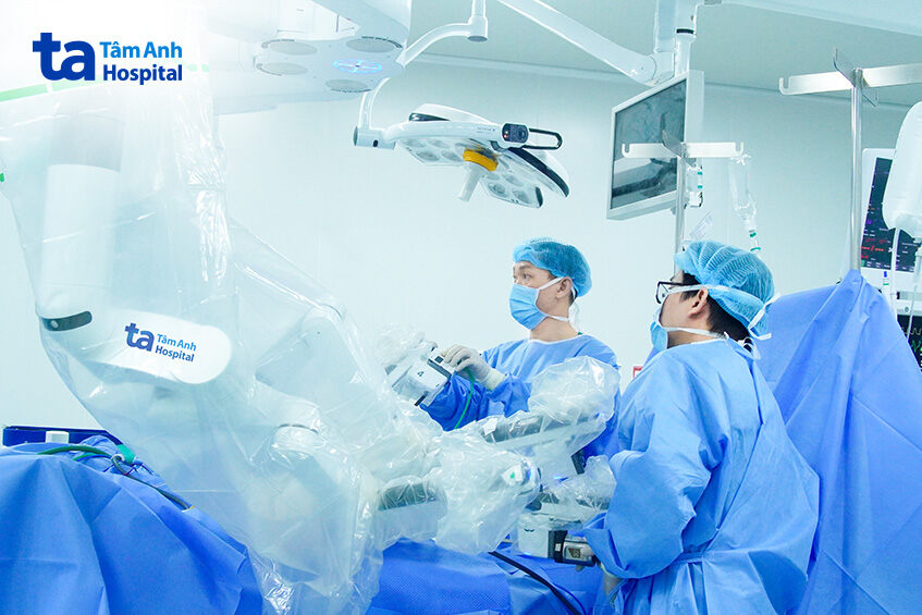 bác sĩ cùng ekip thực hiện phẫu thuật