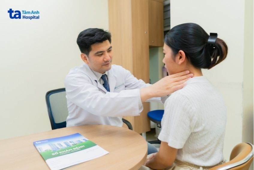 bác sĩ đang khám cho bệnh nhân