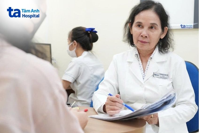 bác sĩ đang khám và tư vấn cho bệnh nhân