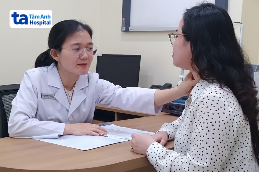 bác sĩ đang kiểm tra tuyến giáp cho khách hàng