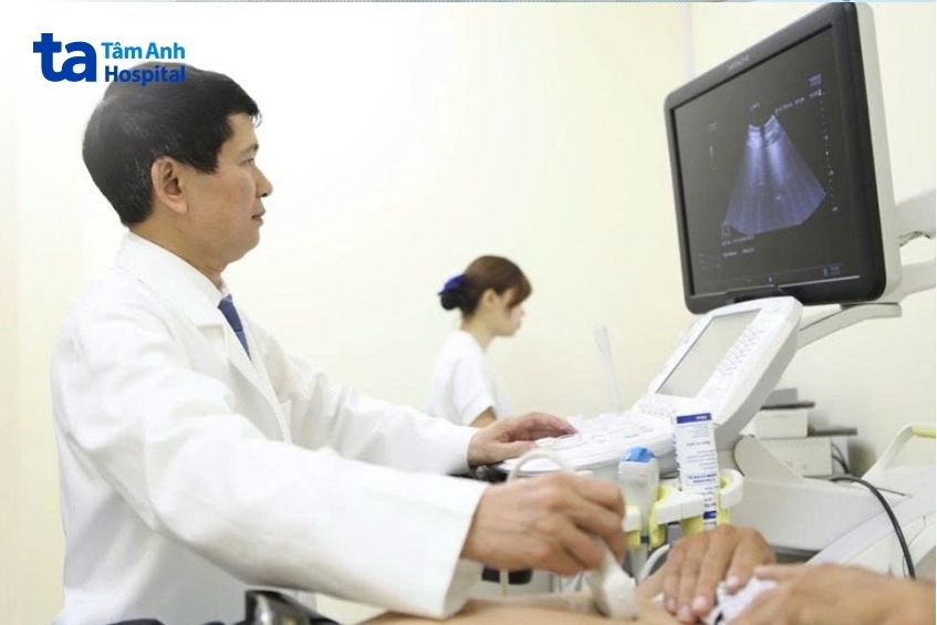 bác sĩ đang siêu âm cho bệnh nhân