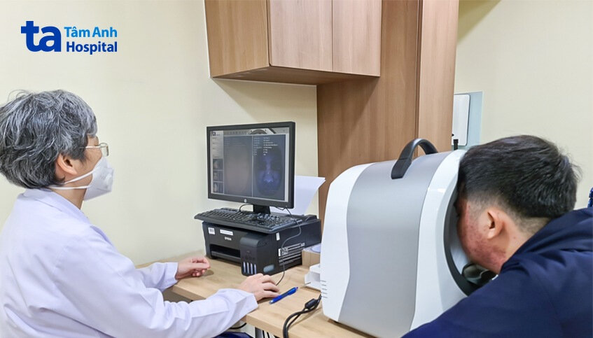 bác sĩ đang soi da cho khách hàng