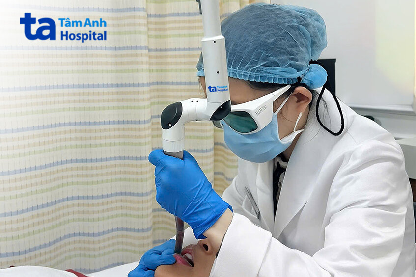 bác sĩ đang thực hiện quá trình xóa thâm môi