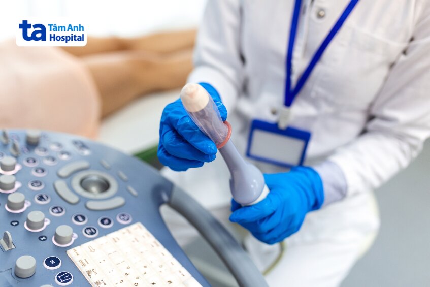 bác sĩ đang thực hiện siêu âm
