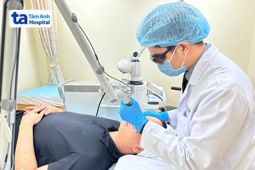 bác sĩ đang thực hiện thủ thuật