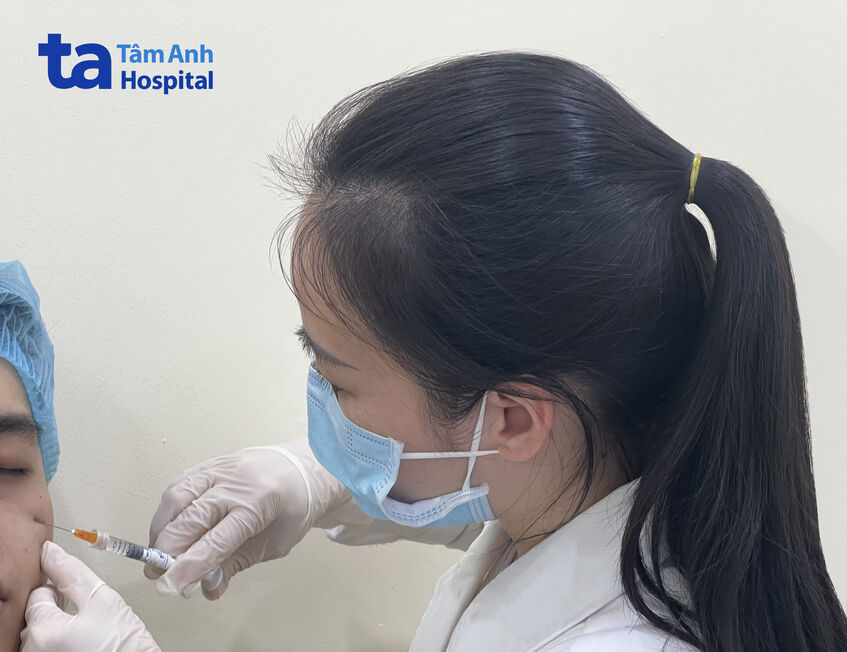 bác sĩ đang tiêm ha cho khách hàng