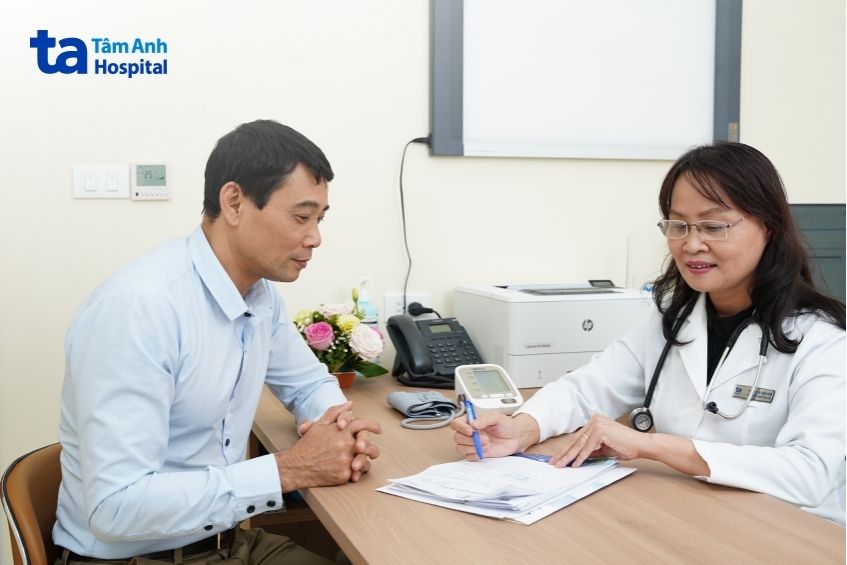 bác sĩ đang tư vấn cho bệnh nhân về huyết áp