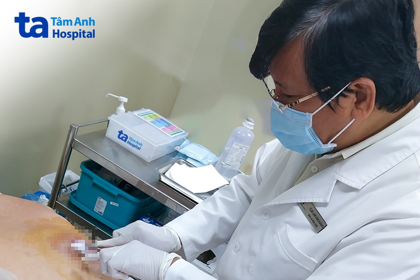 bác sĩ đang xử lý vết thương cho người bệnh