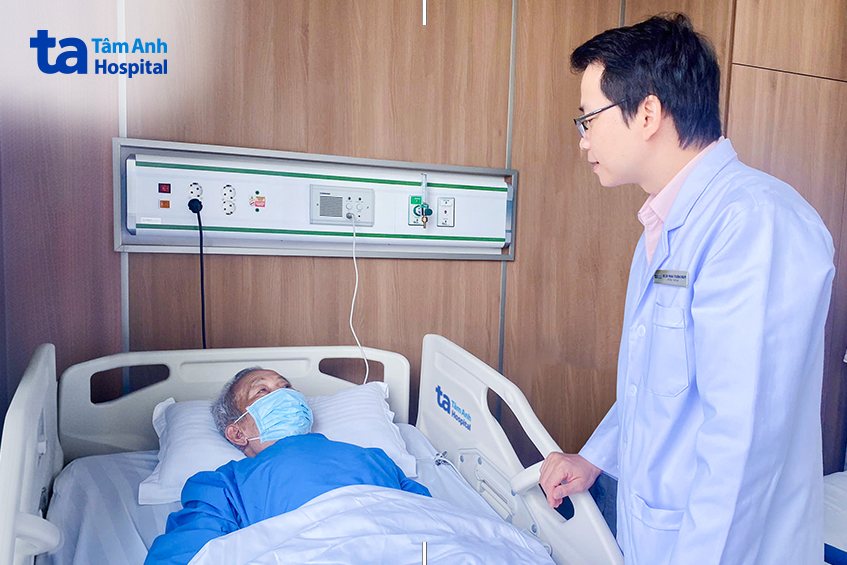 bác sĩ đi thăm bệnh nhân