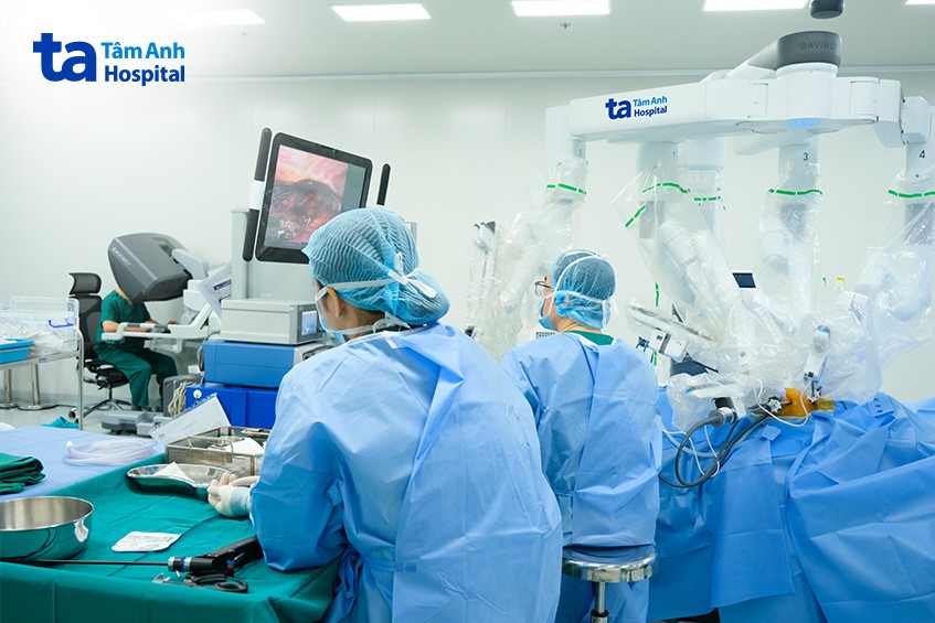 Bác sĩ điều khiển cánh tay robot loại bỏ khối u tuyến ức