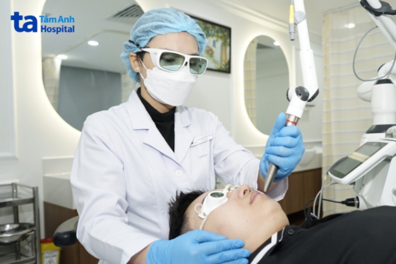 bác sĩ điều trị tăng sắc tố bằng laser cho khách