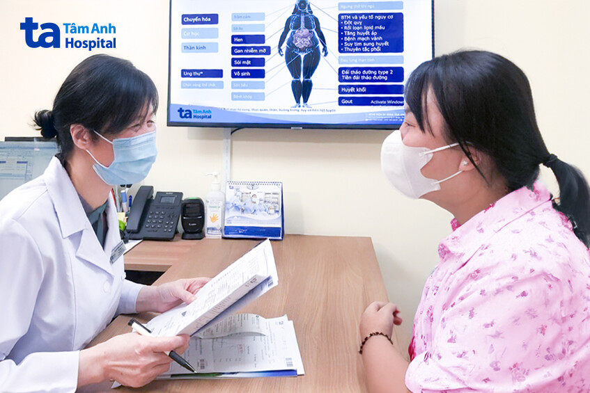 bác sĩ giải thích các chỉ số cơ thể cho chị thi