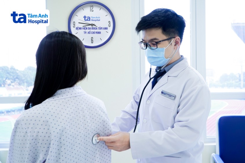 bác sĩ hiếu khám cho bệnh nhi