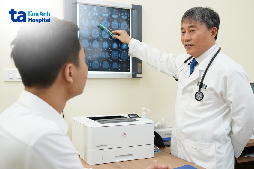 bác sĩ hoàng kim ước đang thăm khám cho bệnh nhân