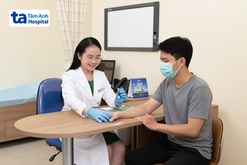 bác sĩ khám cho người bệnh