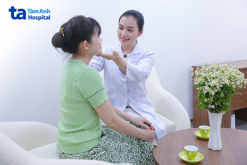 bác sĩ khám da cho khách hàng