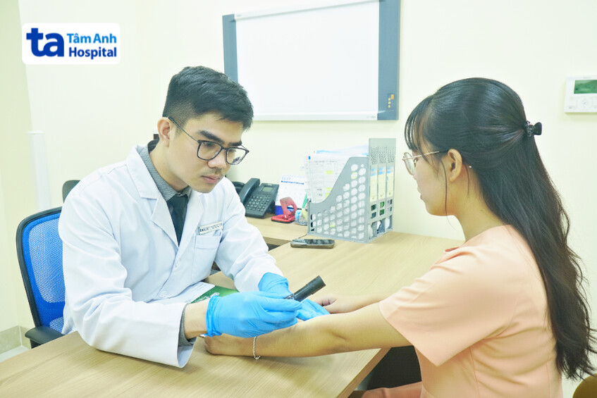 bác sĩ khám da cho khách hàng