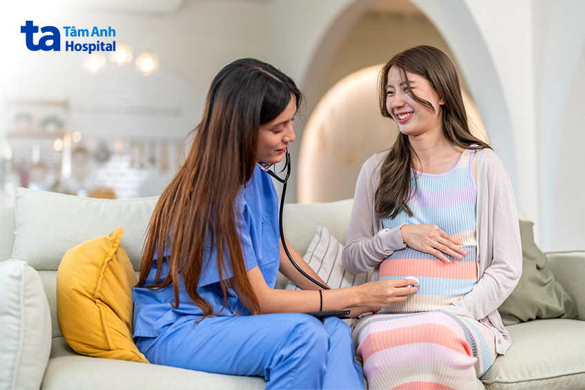 Bác sĩ khám thai định kỳ cho bà bầu để theo dõi sức khỏe khi điều trị trĩ