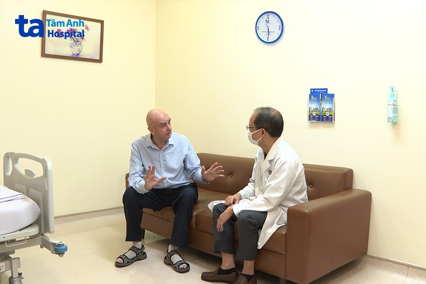 bác sĩ Khanh tư vấn cho bệnh nhân